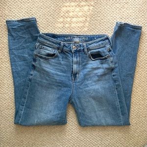 American Eagle High Rise Stretch Mom Jeans Light-Medium Wash (Size 2 Reg)